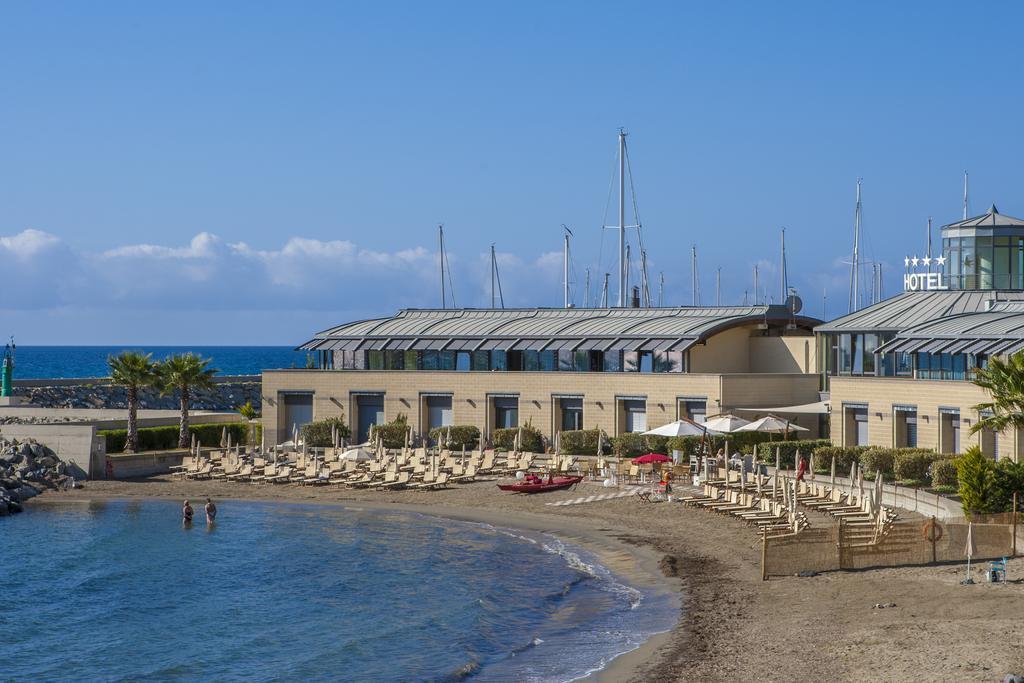 Hotel Riviera Dei Fiori San Lorenzo al Mare Ngoại thất bức ảnh