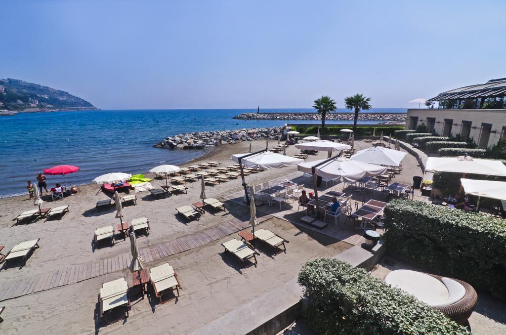 Hotel Riviera Dei Fiori San Lorenzo al Mare Ngoại thất bức ảnh